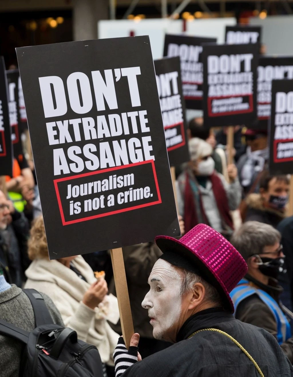 diamartyria-assange-ekdosi.jpg