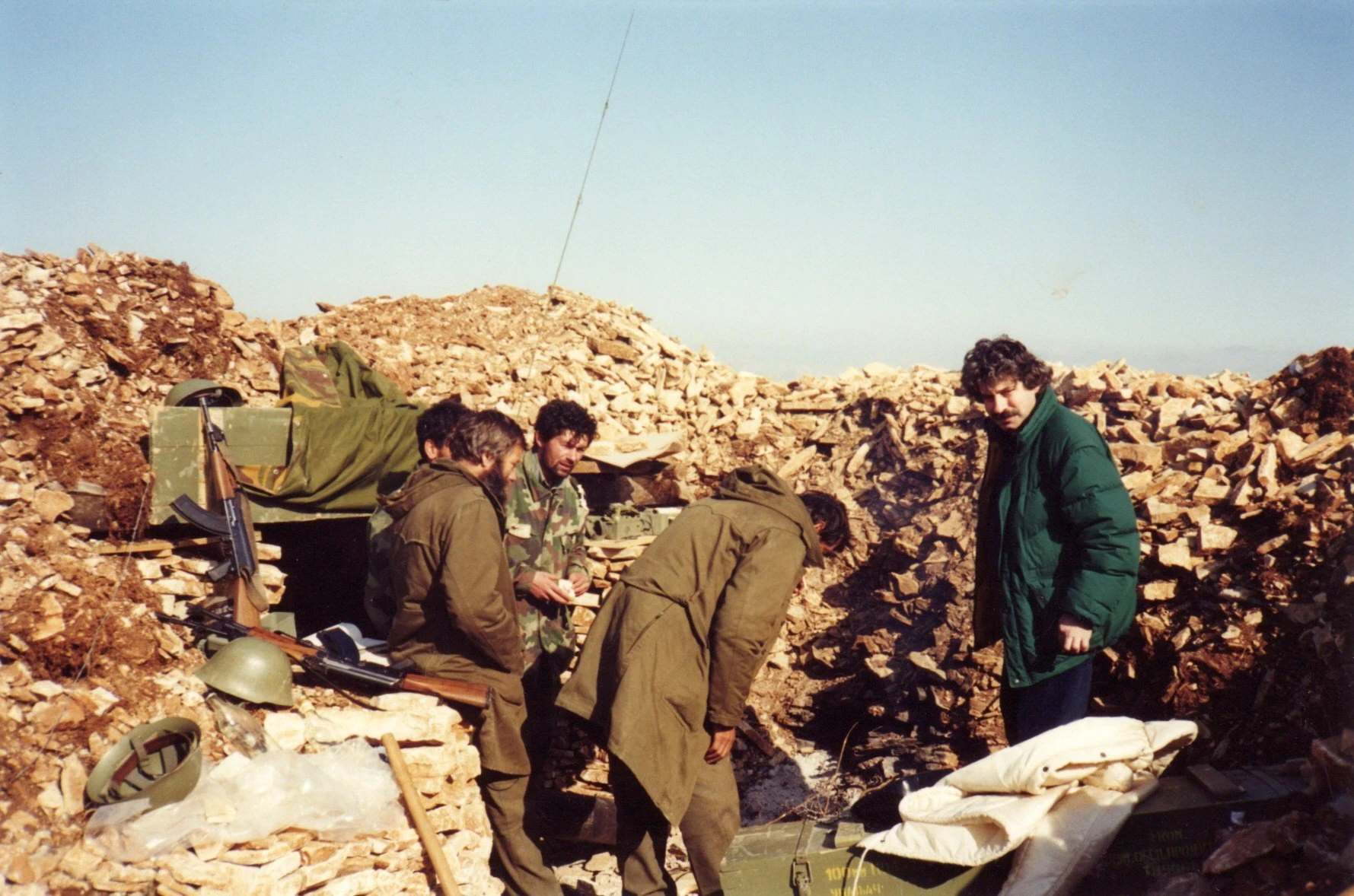 me-pirovolites-servoys-mprosta-sto-pirovolo.jpg