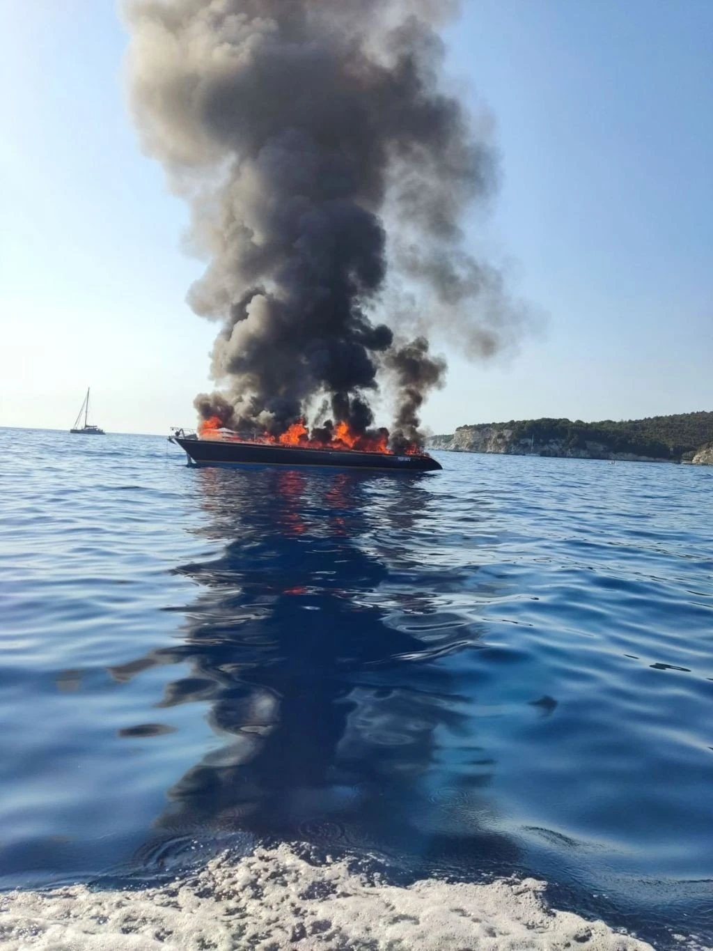 fotia-skafos-ploio-paxoi.jpg