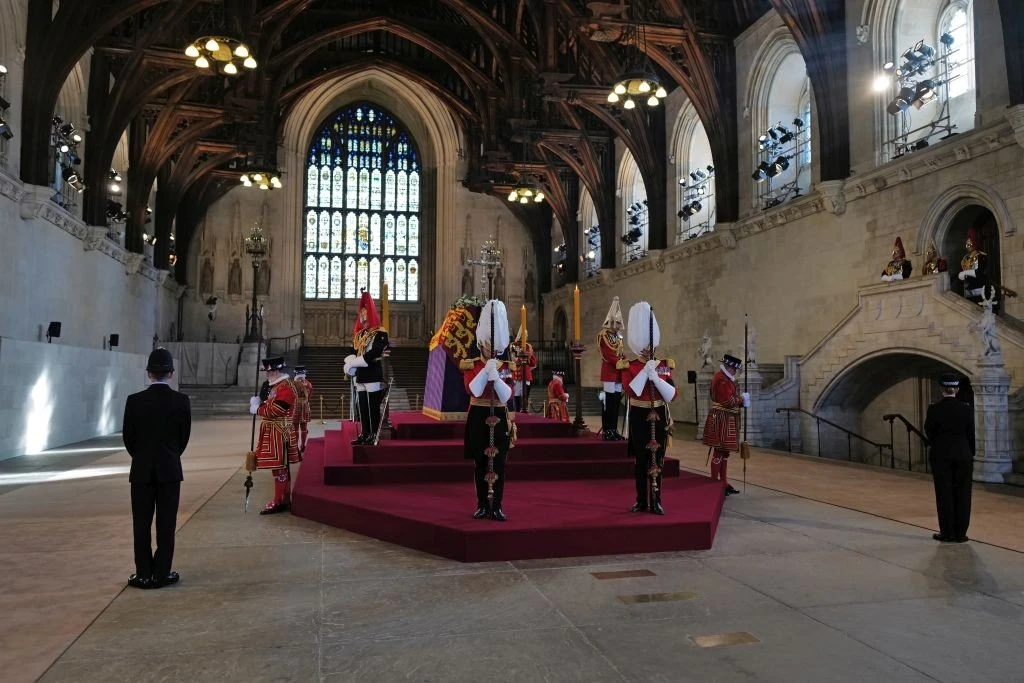 feretro-elisavet-westminster.jpg