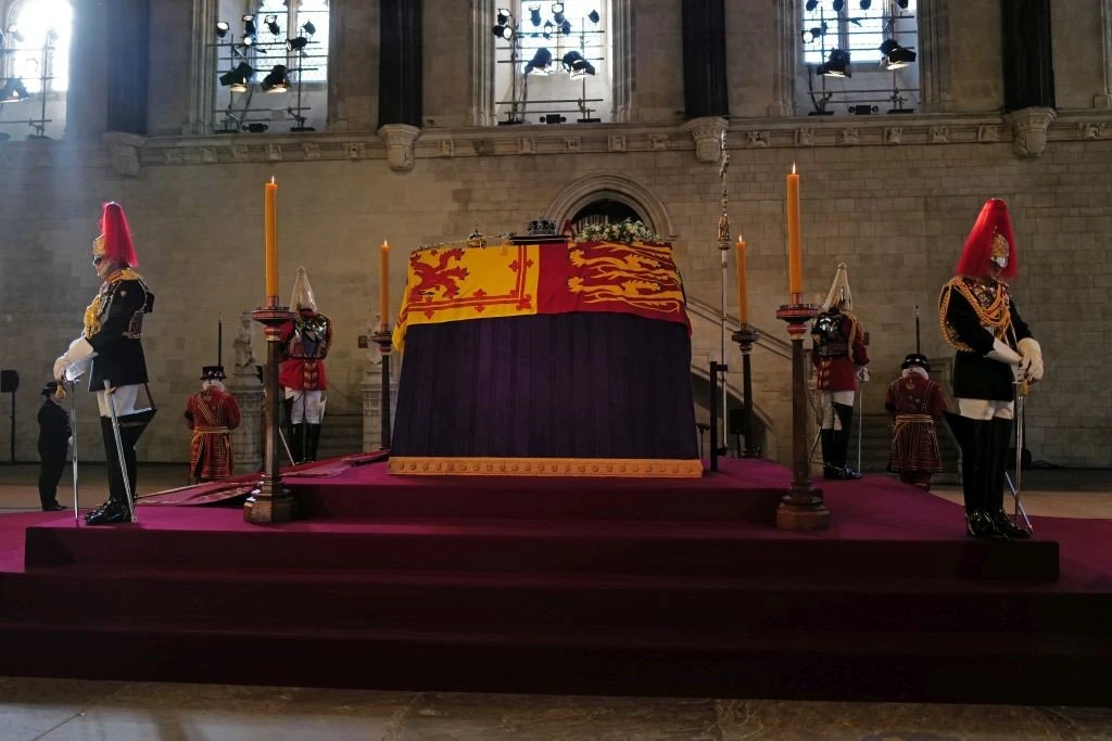 feretro-elisavet-westminster2.jpg