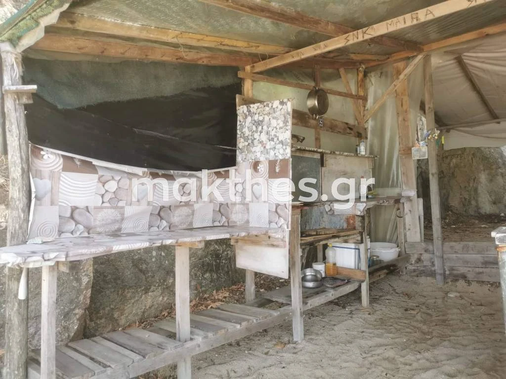 Αυτοσχέδια κουζίνα στον κολπίσκο πλησίον της παραλίας Ζούγκλα