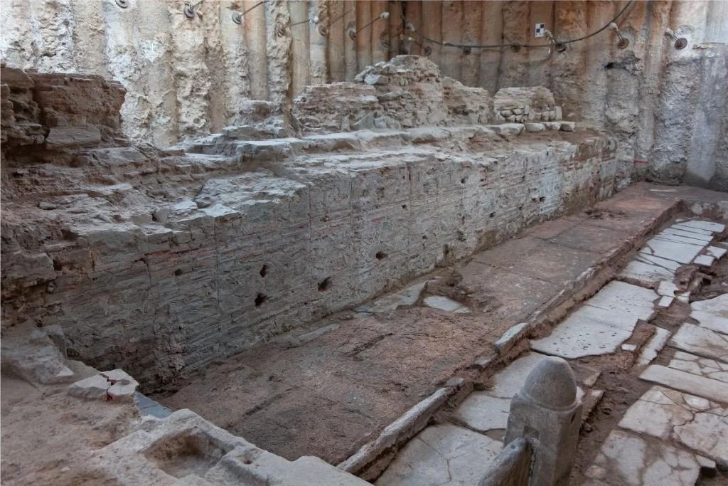 arxaia-metro-decumanus-maximus-agia-sofia2.jpg