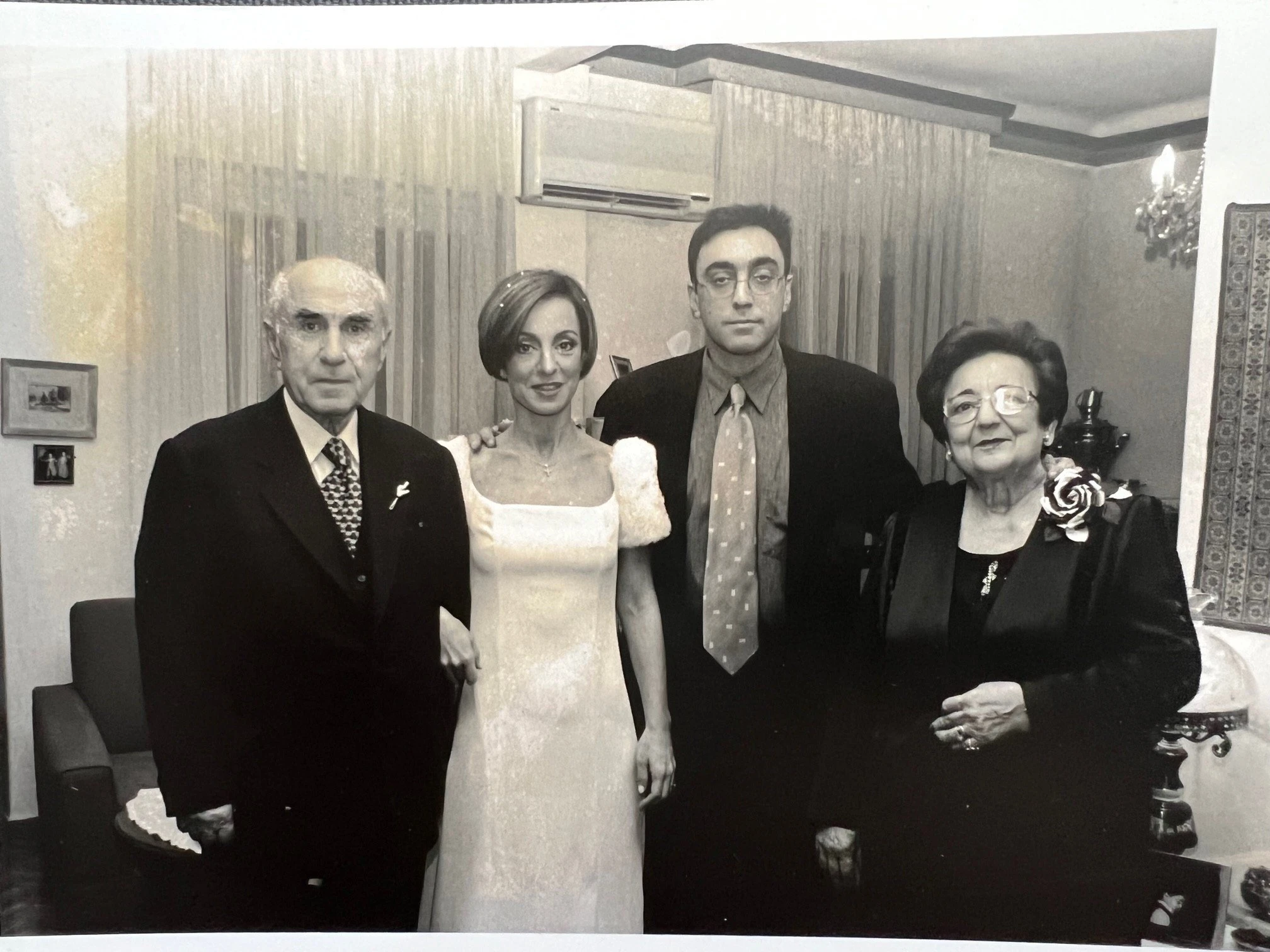 ligho-prin-apo-tin-ekklisia-dekemvrios-1999-oikogheneia-lazaroy-lazaridi-1-iELzv.jpg