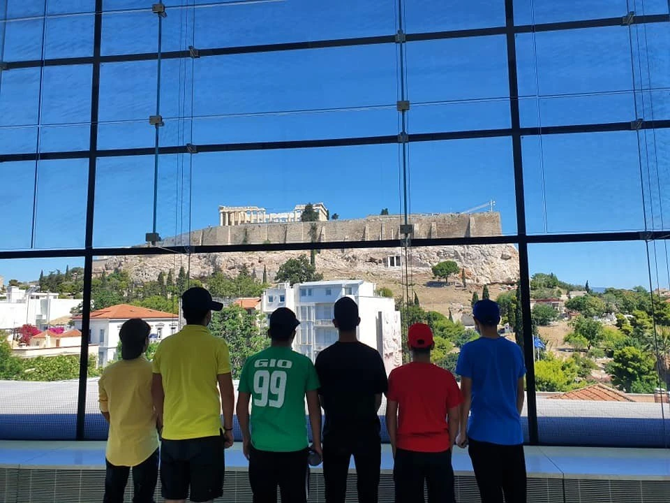 sto-m-tis-akropolis.jpg