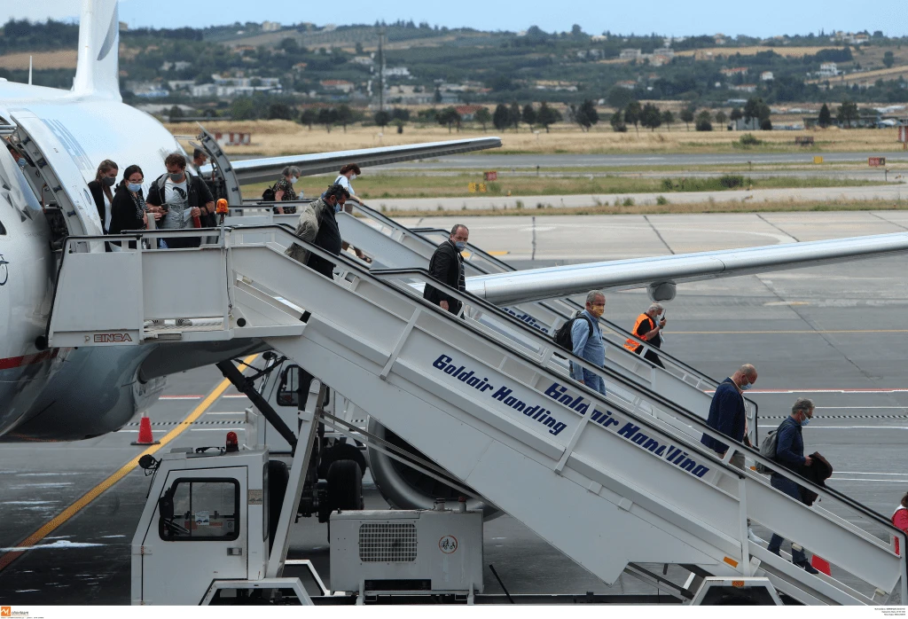 touristes-aerodromio-afixi.png