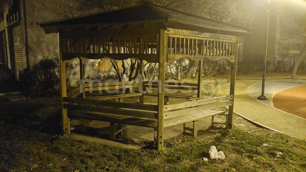 Η παιδική χαρά στη συμβολή των οδών Χειμάρρας και Μπότσαρη μετά την αναβάθμιση