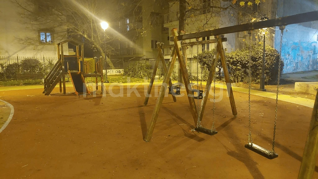 Η παιδική χαρά στη συμβολή των οδών Χειμάρρας και Μπότσαρη μετά την αναβάθμιση