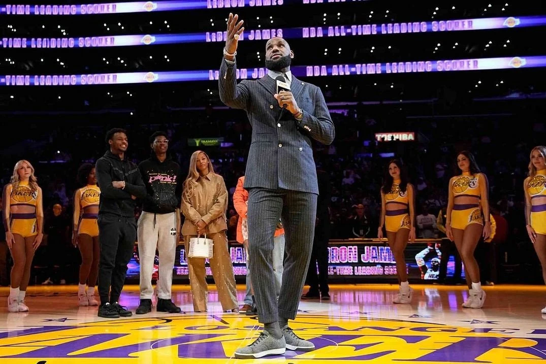 lebron-100223.jpg