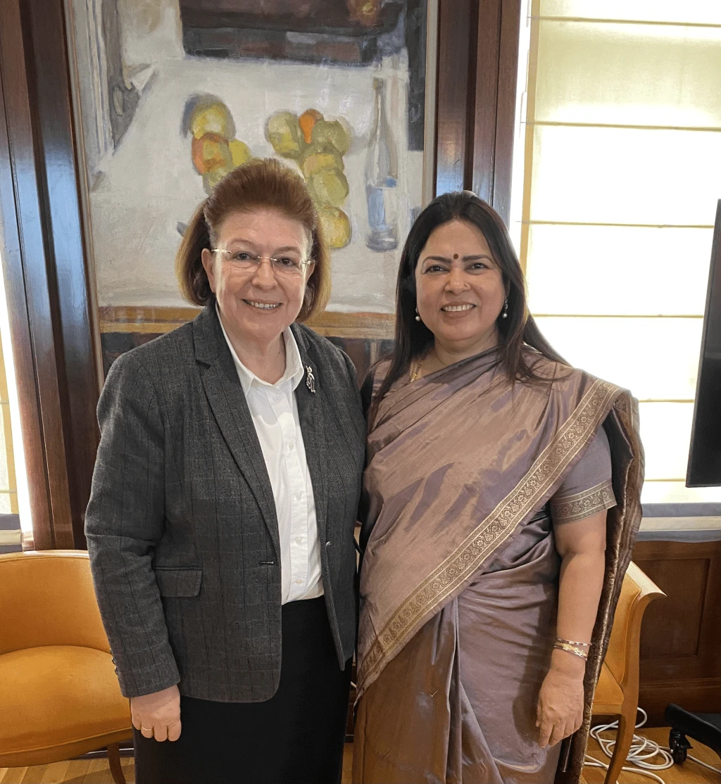 meenakshi-lekhi-indi-ypourgos-exoterikon-politismou-mendoni.png