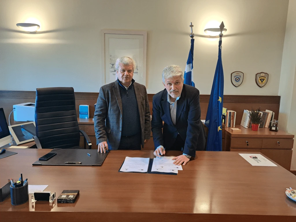Κατά την υπογραφή του μνημονίου, ο πρόεδρος του ΕΑΠ, καθηγητής Ιωάννης Καλαβρουζιώτης (δεξιά) και ο πρύτανης του ΔΠΘ, καθηγητής Φώτιος Μάρης (αριστερά).
