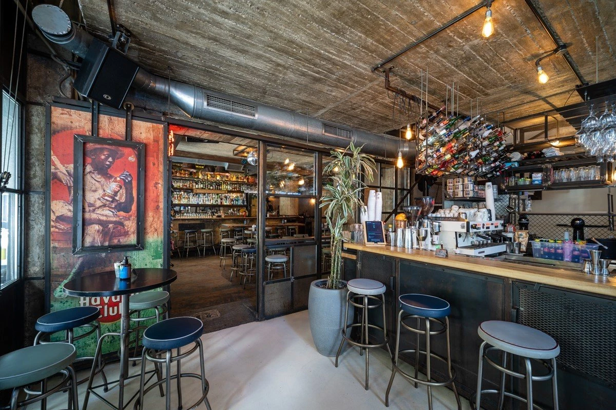 pantheon-bar4.jpg