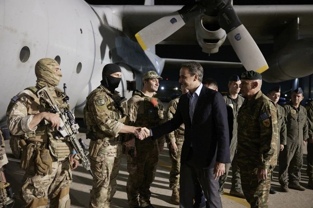 mitsotakis-elefsina-c130-polites-sudan.jpg