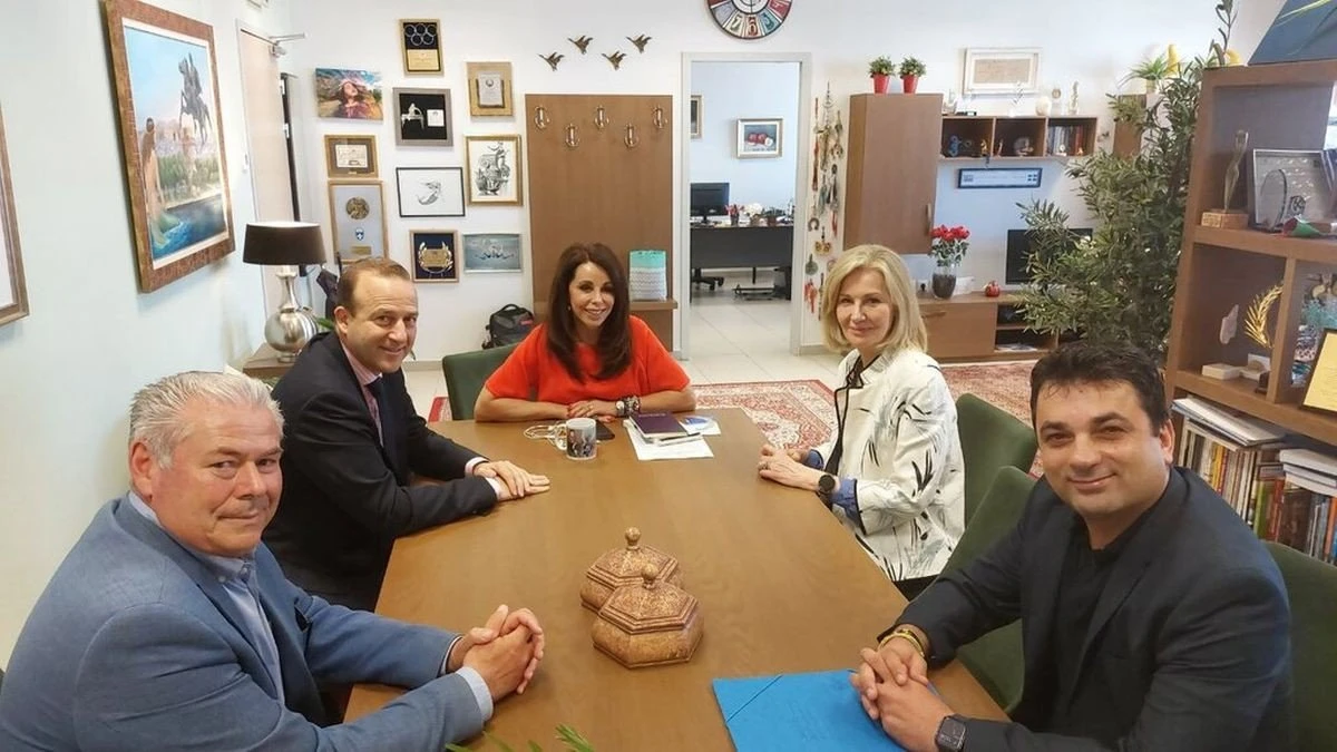 Από αριστερά: Χρήστος Πλευρίτης, μέλος του Ελληνικού Συλλόγου για την Αταξία του Φρίντριχ, Στράτος Στυλιανίδης, Καθηγητής ΑΠΘ, Αντιπρύτανης Έρευνας και Διά Βίου Εκπαίδευσης ΑΠΘ, Βούλα Πατουλίδου,  Αντιπεριφερειάρχης Θεσσαλονίκης, Αντιγόνη Λάζου, Καθηγήτρια Φυσιολογίας στο Τμήμα Βιολογίας του ΑΠΘ, Κωνσταντίνος Χατζηστέργος, Αναπληρωτής Καθηγητής στο Τμήμα Γενετικής, Ανάπτυξης και Μοριακής Βιολογίας του Τμήματος Βιολογίας του ΑΠΘ.