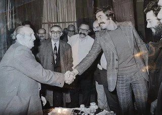 xirotiri-proinos-kafes-1976-o-menelaos-loyntemis-molis-echei-epistrepsei-apo-tin-eksoria.jpg