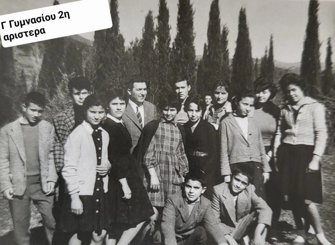 xirotiri-proinos-kafes-os-mathitria-sti-ggimnasioy-einai-i-deuteri-kopela-poy-steketai-orthia-apo-ta-aristera.jpg