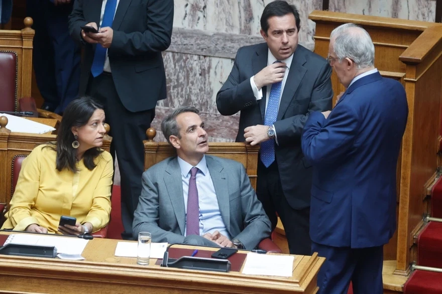 vouli-kerameos-mitsotakis.webp