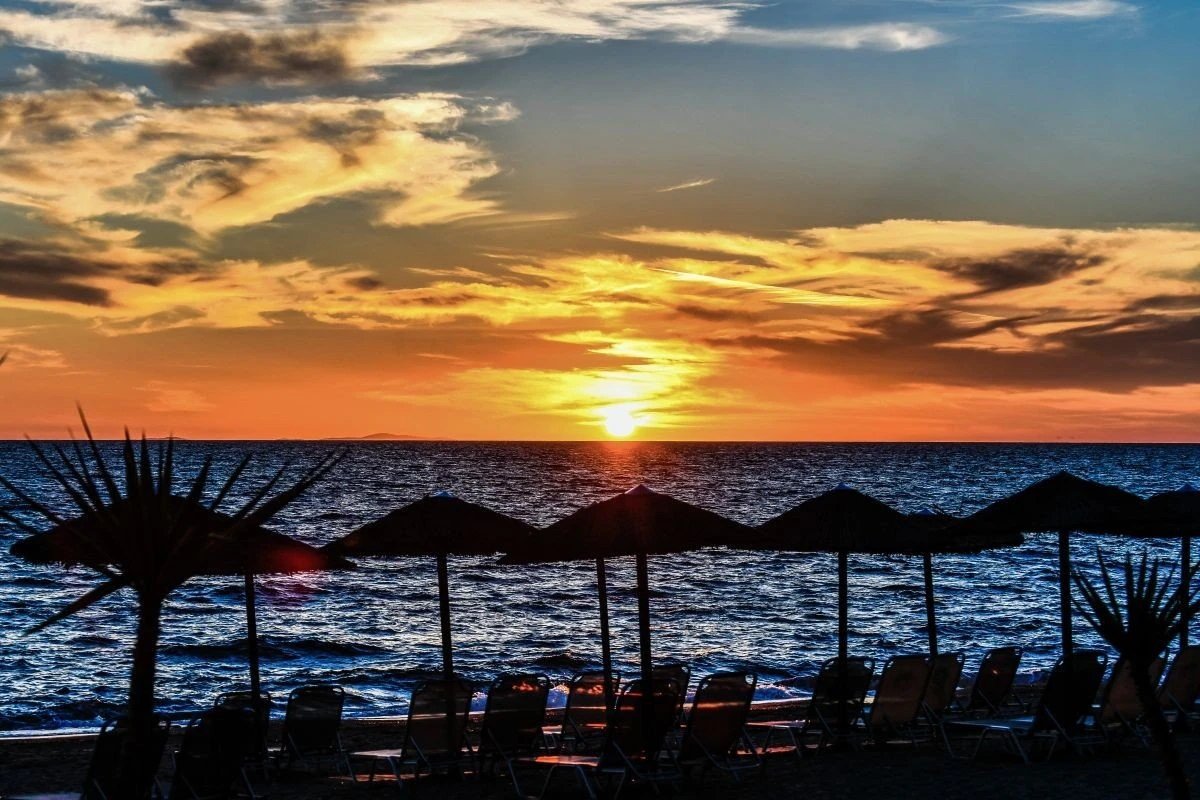 Η παραλία Μονολίθι κατά το ηλιοβασίλεμα - Φωτογραφία αρχείου από eurokinissi.gr