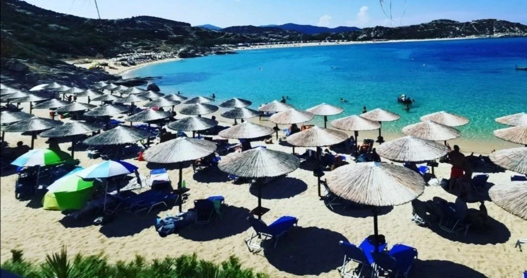 Φωτογραφία αρχείου από ομπρέλες και ξαπλώστρες στη Χαλκιδική