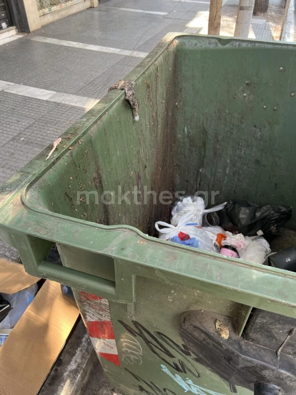 Σκουπίδια έξω από τον άδειο και άπλυτο κάδο στην Τσιμισκή στο ύψος της Διαγωνίου