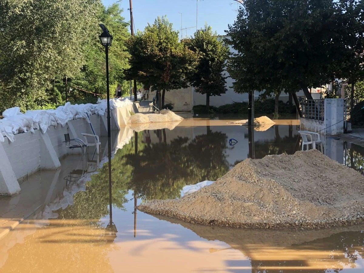 https://www.onlarissa.gr/2023/09/10/synechizontai-astamatita-oi-apegklovismoi-stis-ergatikes-giannoulis-to-proi-tis-kyriakis-ypochorise-elachista-i-stathmi-stin-esoteriki-koiti-tou-pineio-foto/