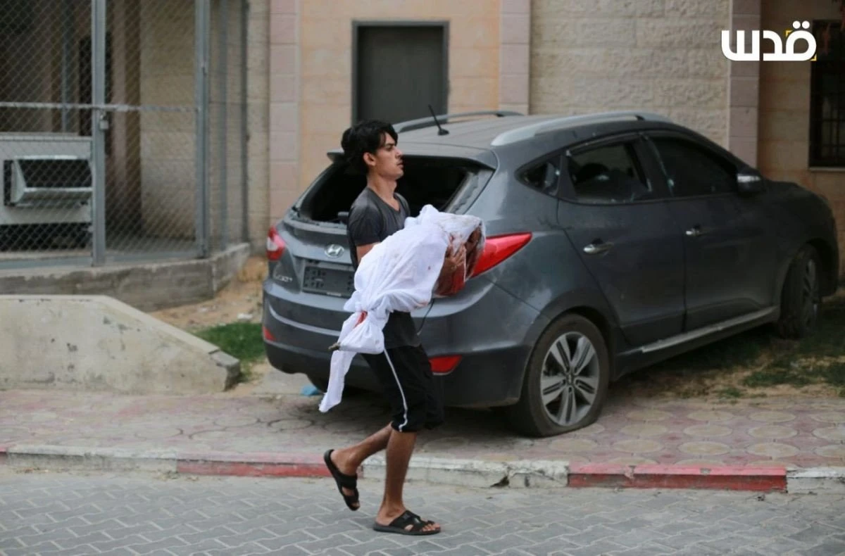 Νεαρός κρατάει το άψυχο σώμα του αδερφού του. Πηγή: https://twitter.com/Jhkhelles/status/1711391880162759149/photo/1