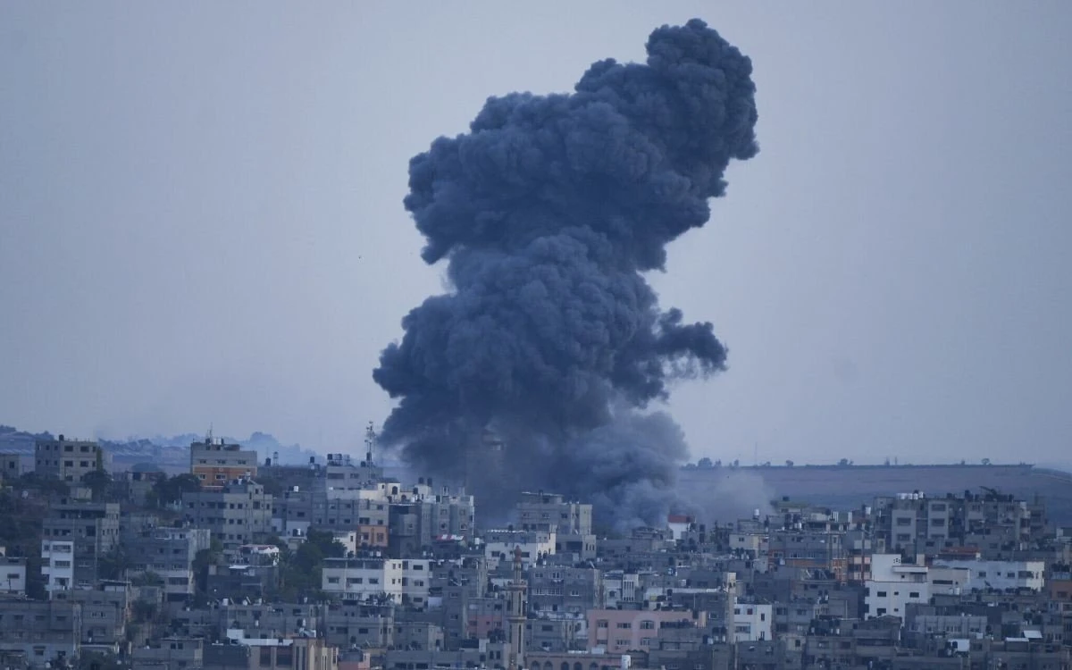 Εικόνα από βομβαρδισμό στη Γάζα. Πηγή: https://static.timesofisrael.com/www/uploads/2023/10/AP23281541676359-e1696779609316.jpg?_gl=1*1h8hjap*_ga*MTI0MzE3NjExMy4xNjkyMjk0ODMy*_ga_RJR2XWQR34*MTY5Njc4MTIxMC4zLjEuMTY5Njc4MTIxMC4wLjAuMA..