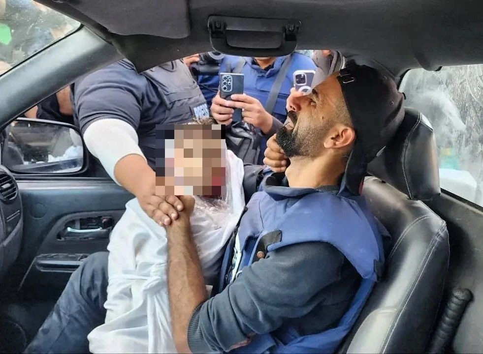 Δημοσιογράφος ενημερώνεται ότι σκοτώθηκε ολόκληρη η οικογένειά του - Πηγή: https://twitter.com/QudsNen/status/1721070073173950500/photo/1