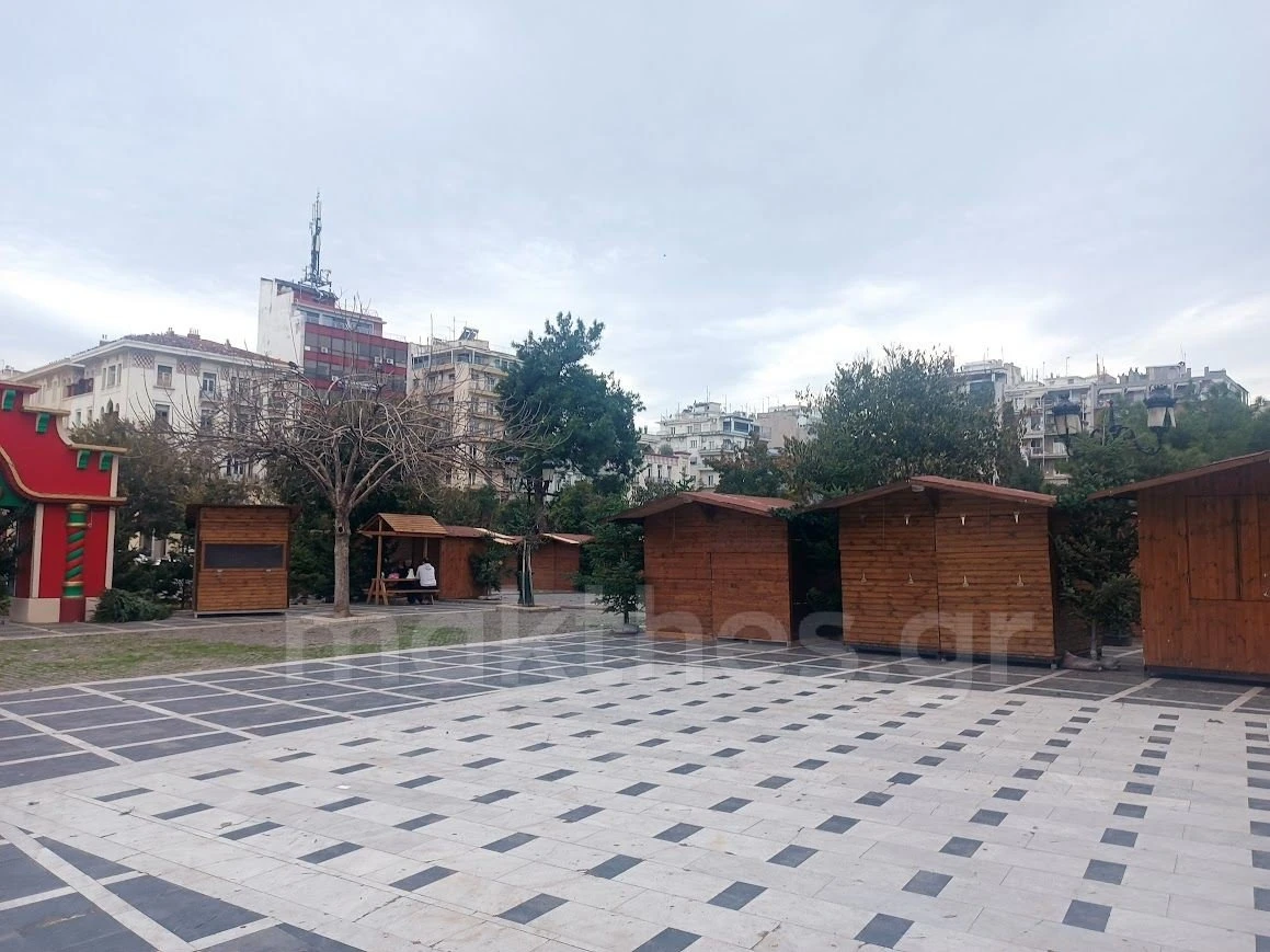 ksylina-spitakia-aristotelous-1-lCur5.jpg
