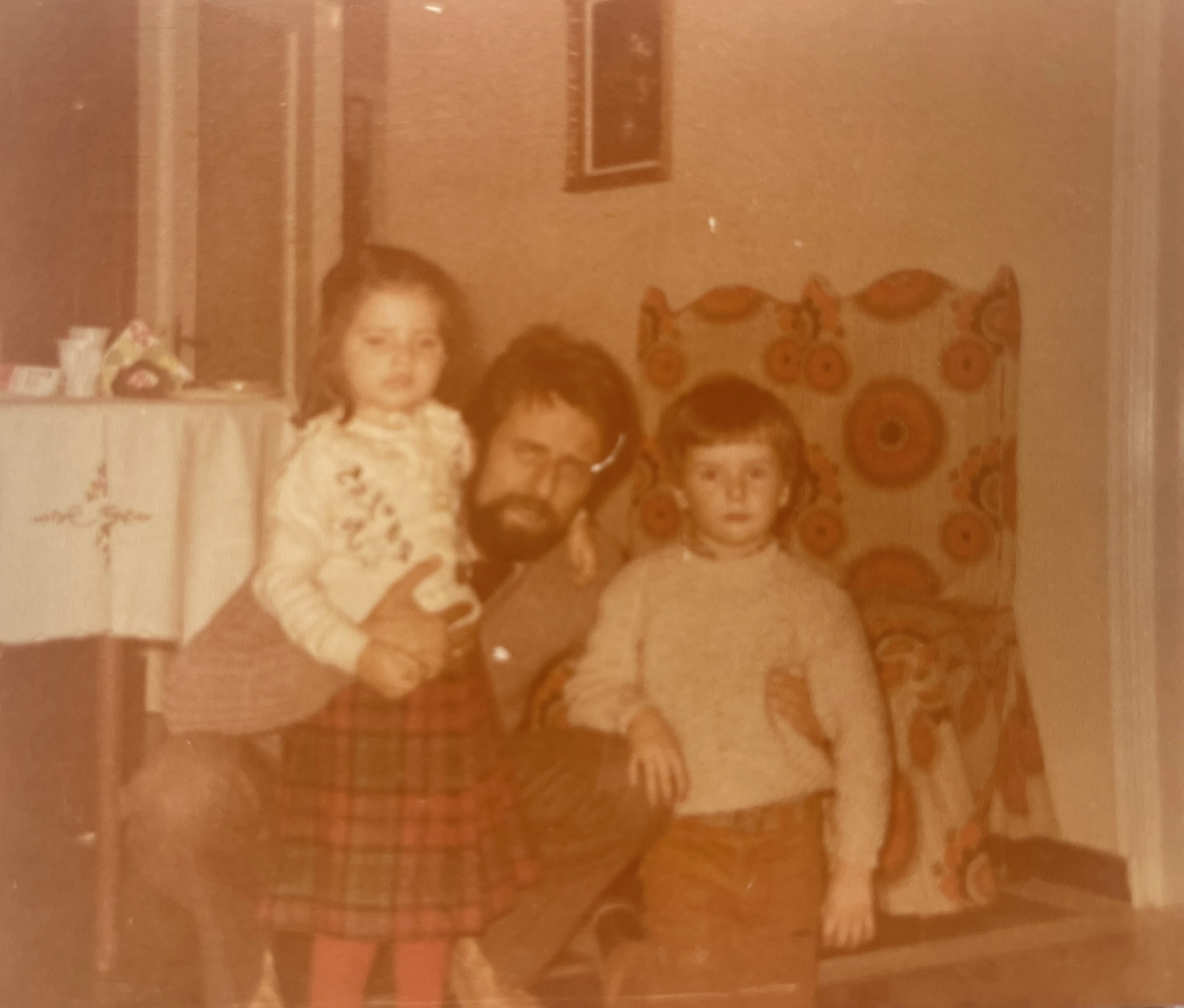 filotheos-1982-me-ton-patera-dimitri-kai-tin-vaftistikia-toy.JPG