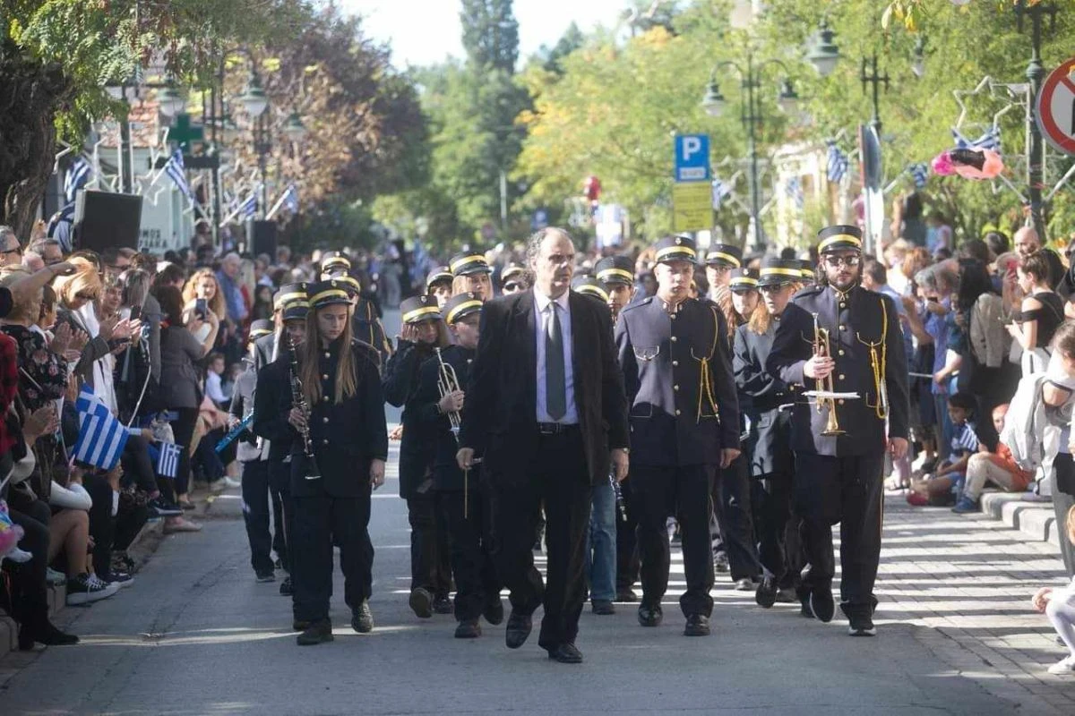 Ο κ. Καραπινίδης με την Φιλαρμονική Ορχήστρα της Πυλαίας σε παρέλαση το 2023