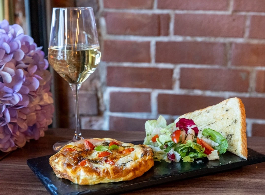 lena-s-bistro-11.jpg