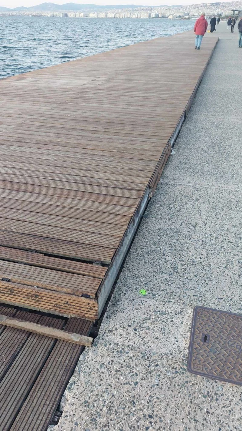 Το ξύλινο ντεκ που υποτίθεται συντηρήθηκε το περασμένο καλοκαίρι