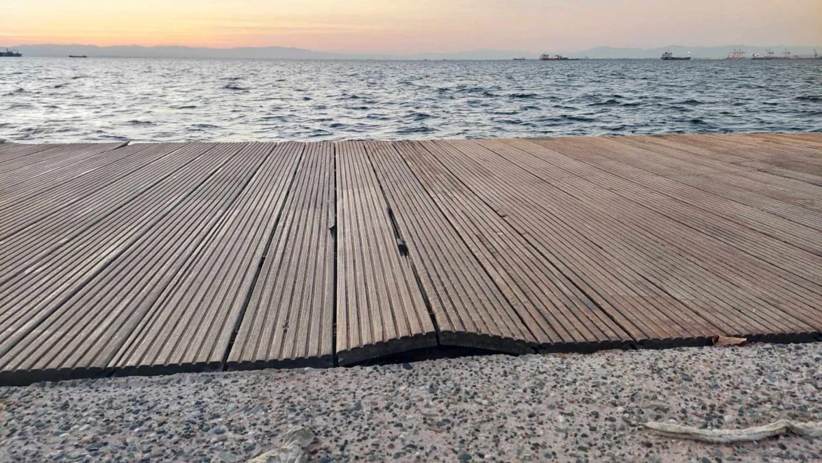 Το ξύλινο ντεκ που υποτίθεται συντηρήθηκε το περασμένο καλοκαίρι