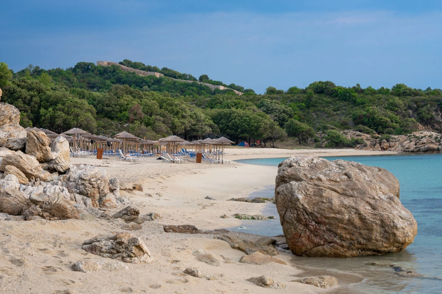 paralia-proti-ammoydia-stin-olimpiada-chalkidikis-me-fonto-to-tichos-ton-archaion-staghiron.jpg