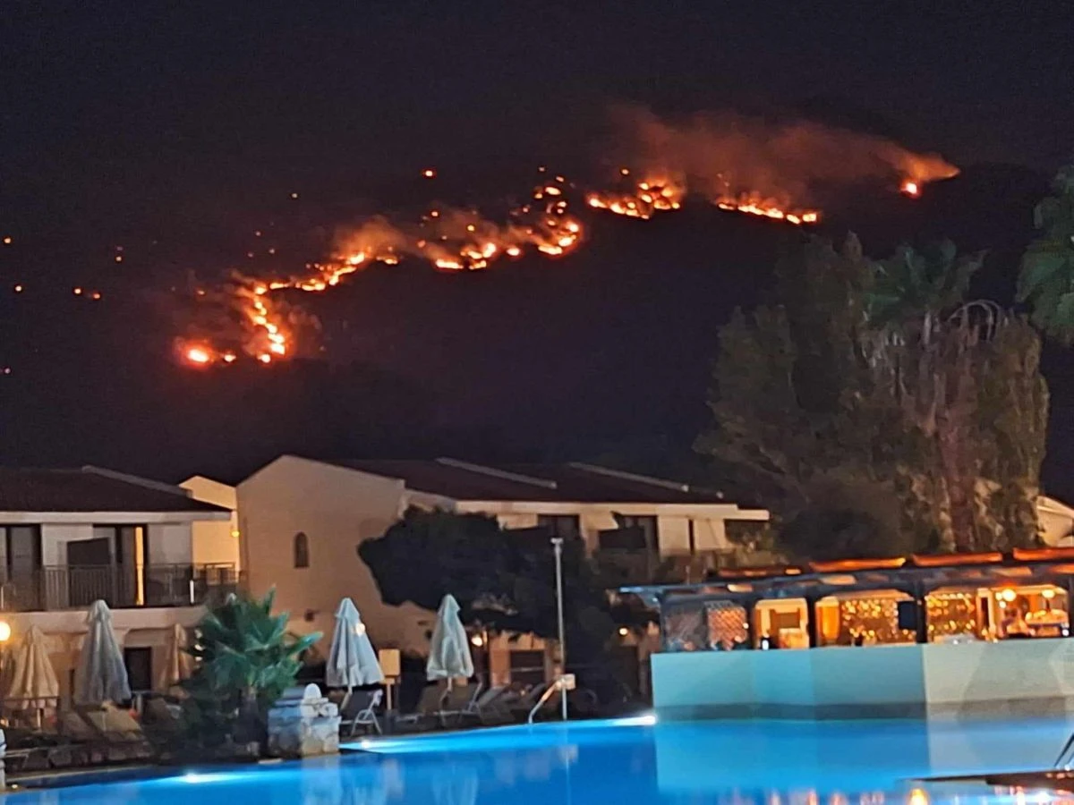 Η εικόνα της φωτιάς από την παραλία του Μαραθώνα - Πηγή: https://www.facebook.com/photo/?fbid=891331323030132&set=a.592875619542372