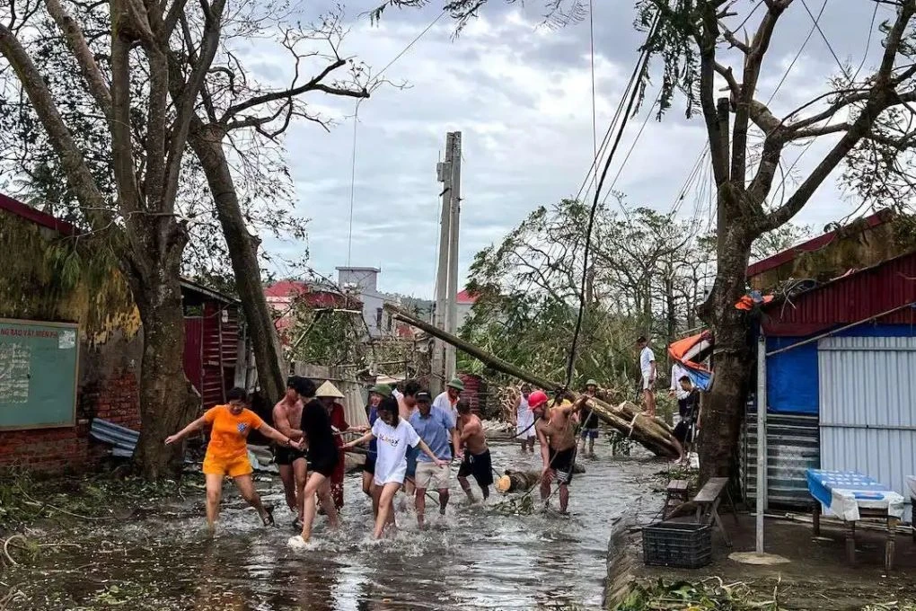Πηγή: https://newsarenaindia.com/_next/image?url=https%3A%2F%2Fapi.newsarenaindia.com%2F%2Fuploads%2Fvietnamstyphoonyagideathtollpasses250scoresstillmissingjpg_1726375857741.jpg&w=1920&q=50