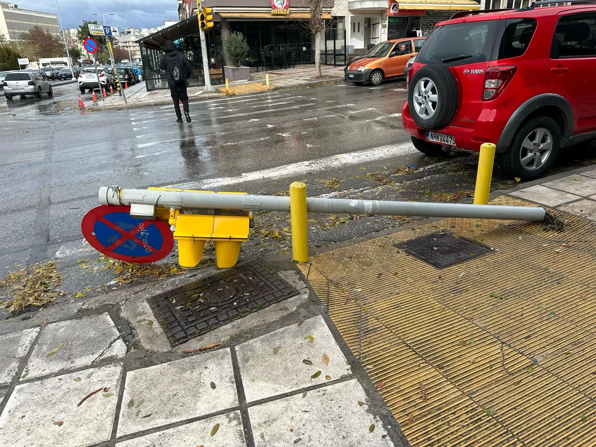 Φανάρι έπεσε στην οδό Παπαναστασίου στη συμβολή της με την Κλεάνθους