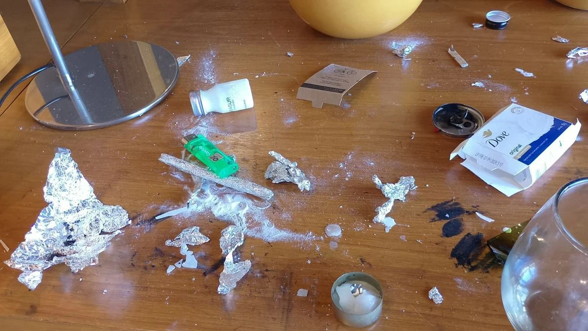 Φωτογραφία που εξέδωσε η αστυνομία του Μπουένος Άιρες με την σκόνη που βρέθηκε στο δωμάτιο του ξενοδοχείου που έμενε ο Πέιν (φωτ. Mirror)