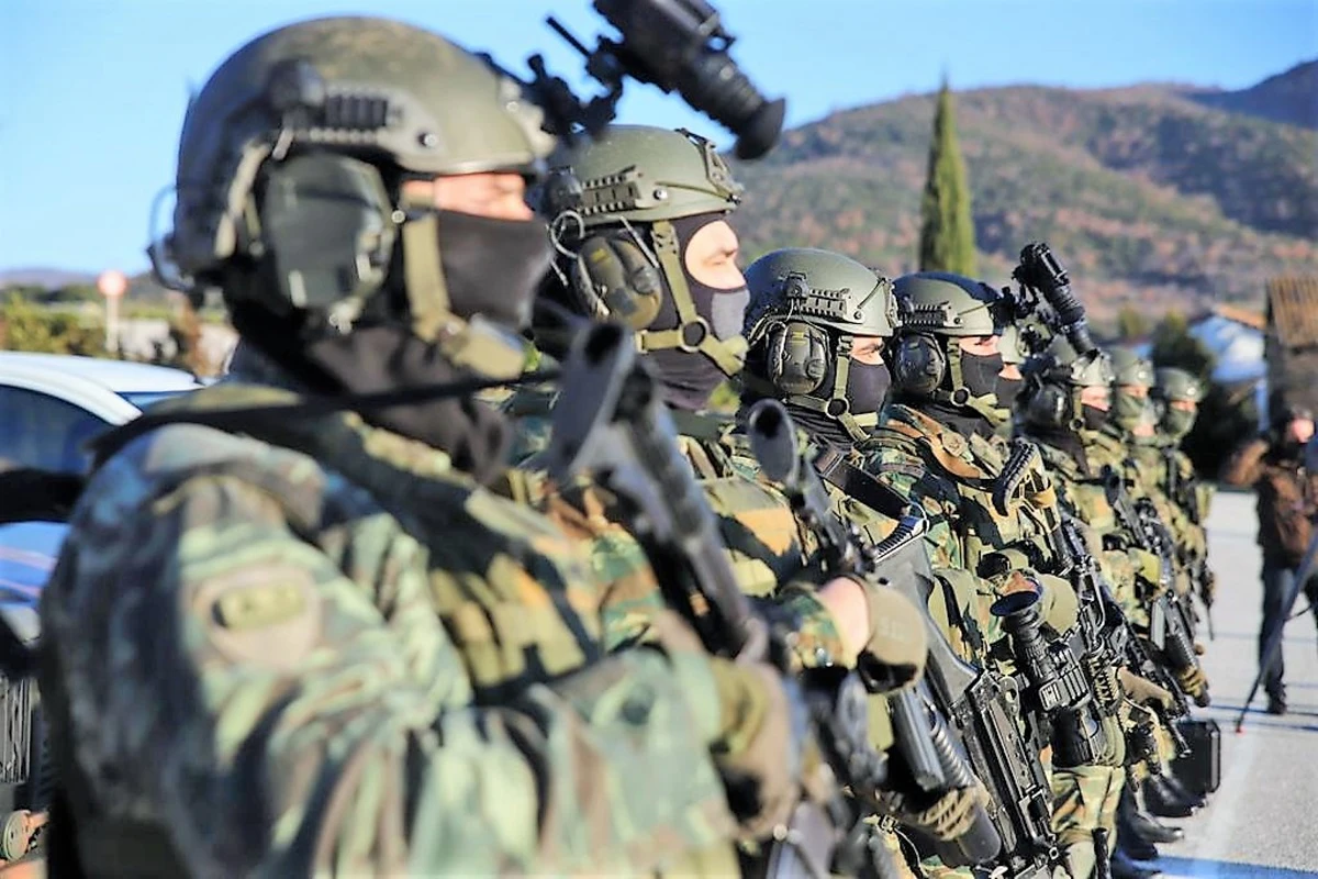 stratos-fantaroi-stratiwtes-2.jpg?v=0