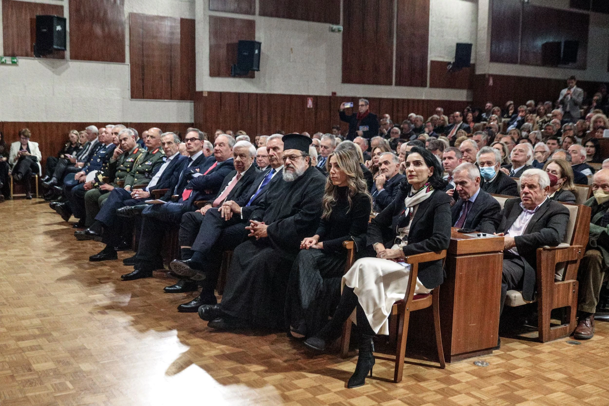 karamanlis-vivlio-valinaki.jpg