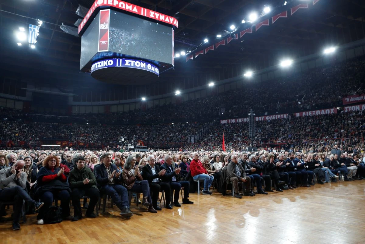 Ο κόσμος που κατέκλεισε το στάδιο