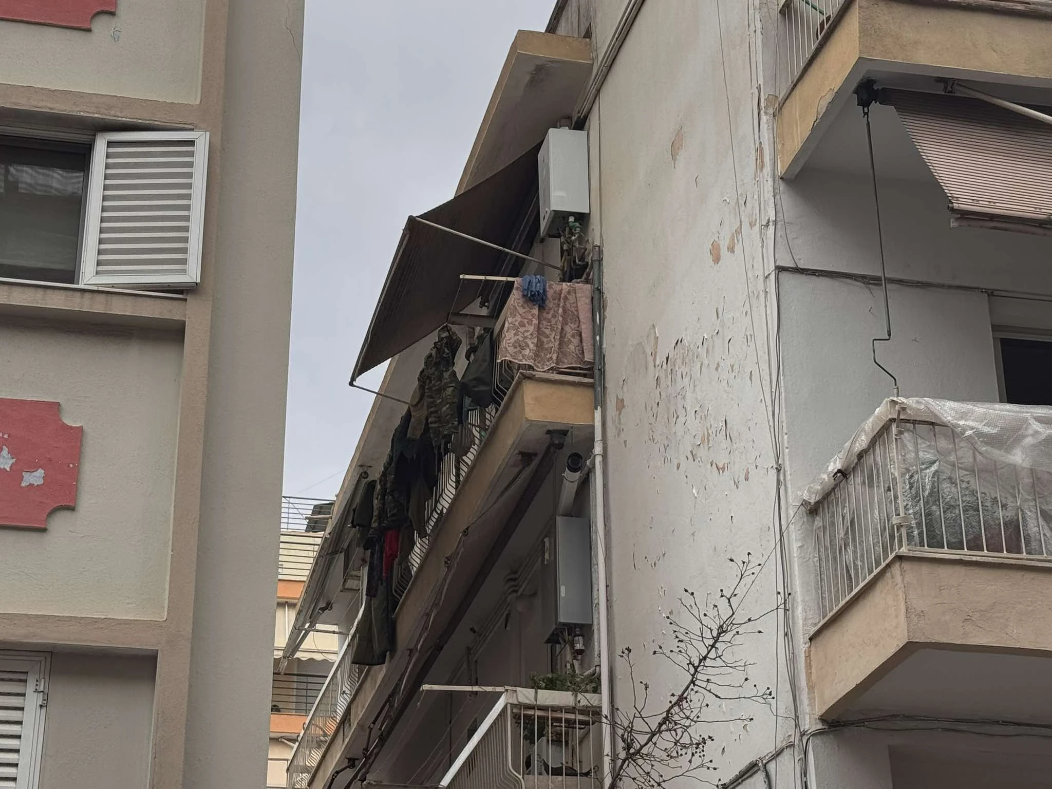 Ακόμα είναι απλωμένα τα στρατιωτικά ρούχα του 23χρονου στο σπίτι του στις Συκιές.&nbsp;