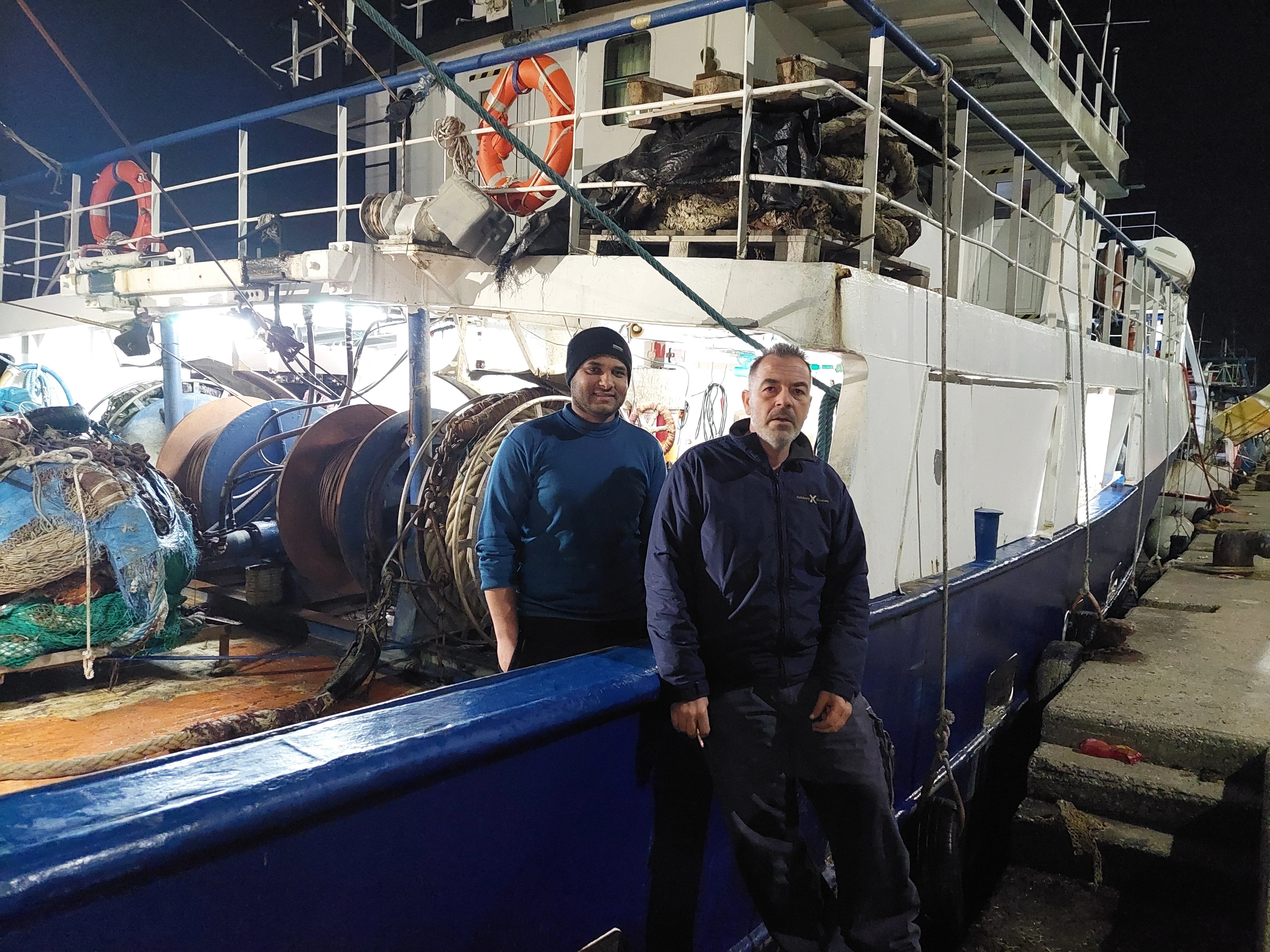 Ο Αιγύπτιος αλιεργάτης&nbsp;Μοχάμεντ (Χαμάντι) μαζί με τον πλοιοκτήτη και καπετάνιο Μ. Τσουρού (έξω από το καϊκι)&nbsp;