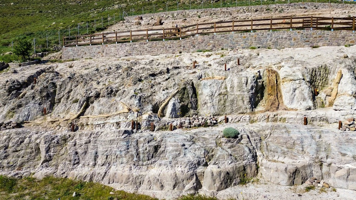 mytilini-petrodes-edafos3.jpg