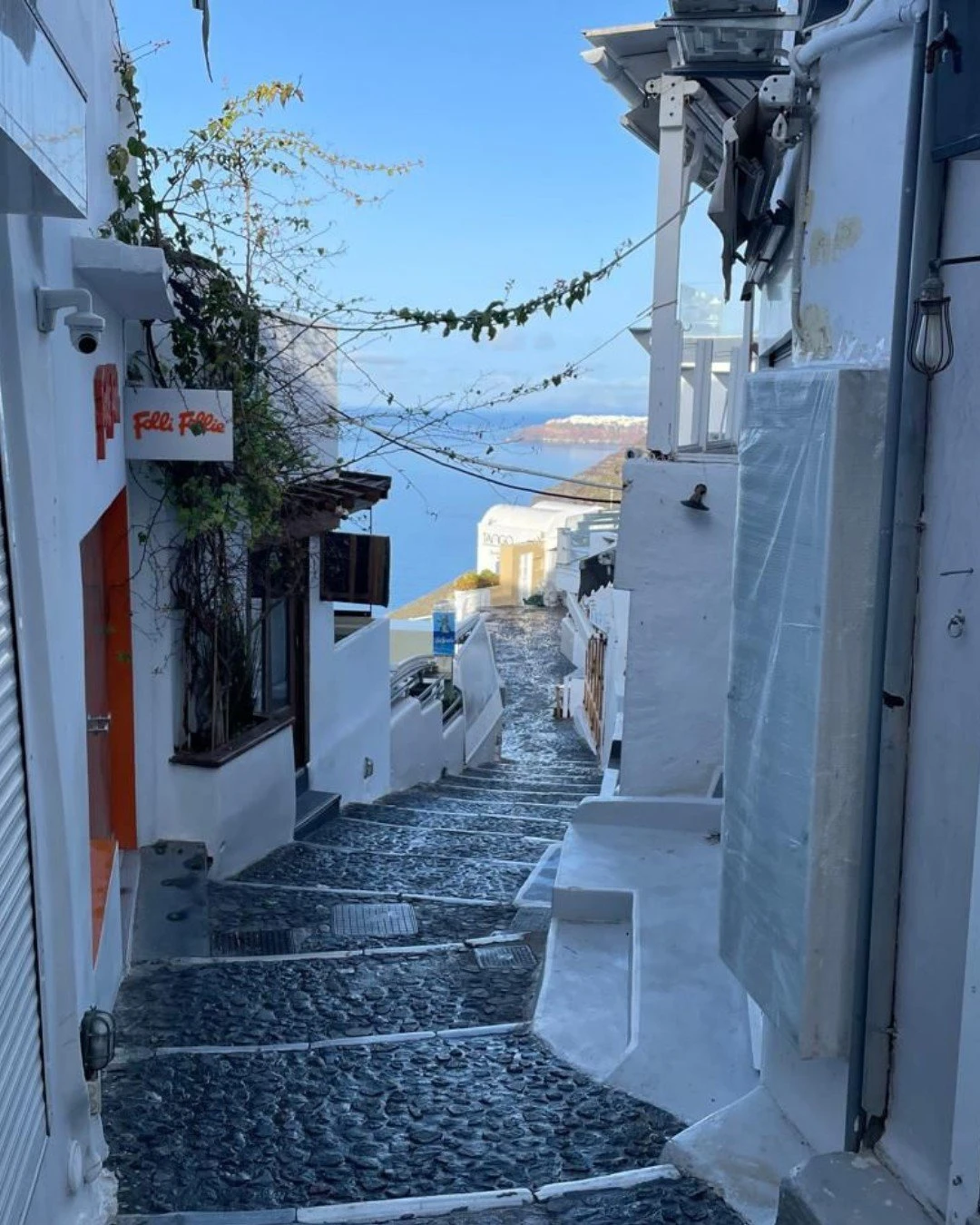 Άδεια τα σοκάκια του νησιού μετά τη μαζική φυγή των κατοίκων