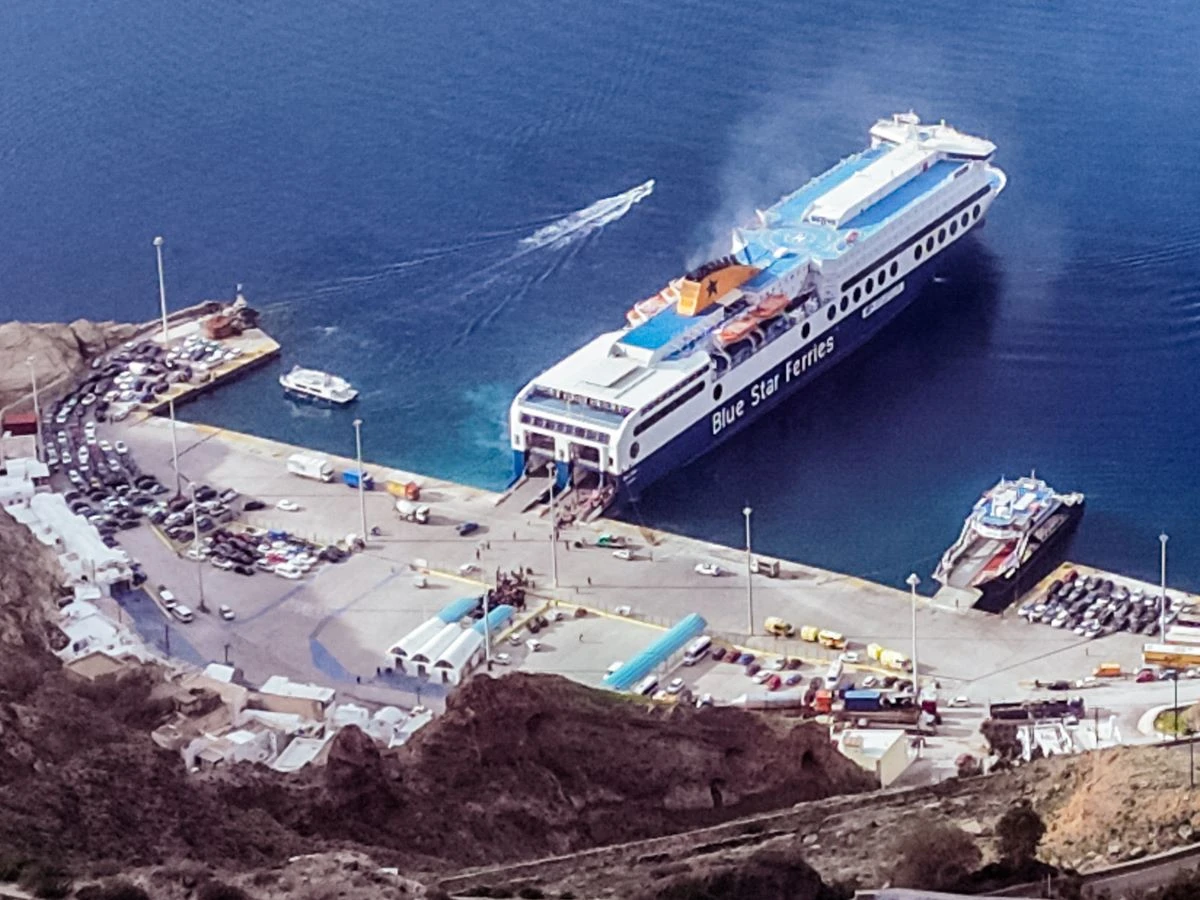 Μαζικές οι αναχωρήσεις κατοίκων κι επισκεπτών από το νησί