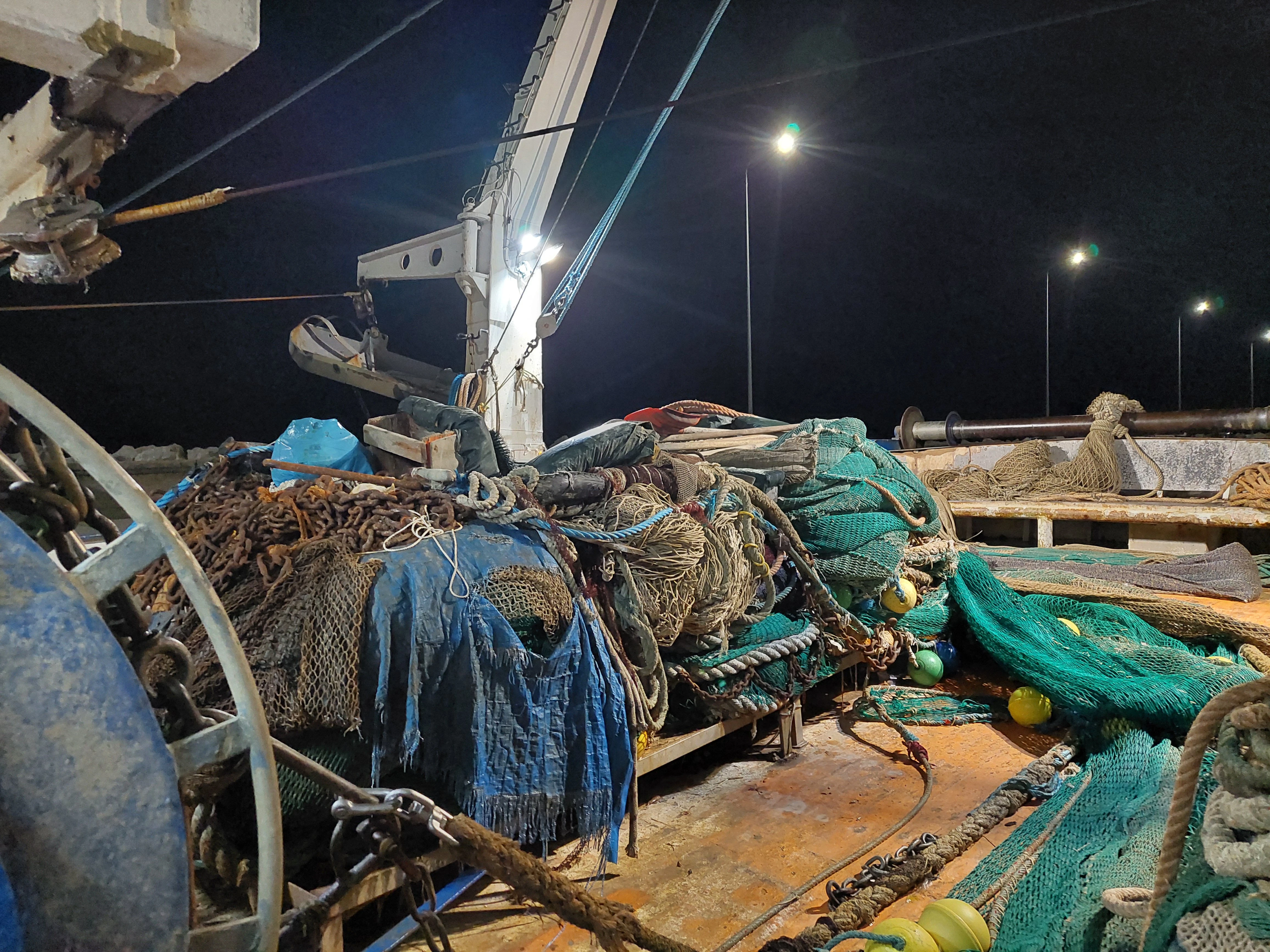 Τράτες, αλυσίδες και σχοινιά που χρησιμοποιούνται από τις ανεμότρατες&nbsp;