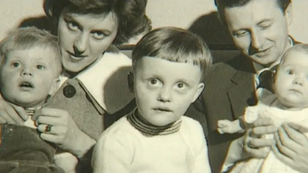 ο Μέρτζ σε παιδική ηλικία με τους γονείς του