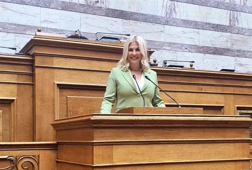 Στο βήμα της Βουλής, με το γνωστό της χαμόγελο&nbsp;